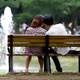 Una pareja en un parque de Japón. AP